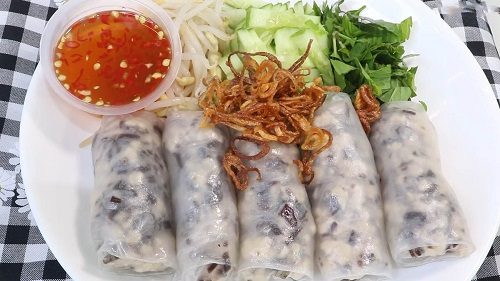 Bánh cuốn nóng hổi làm từ bánh tráng