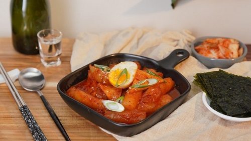 Tokbokki với bánh tráng