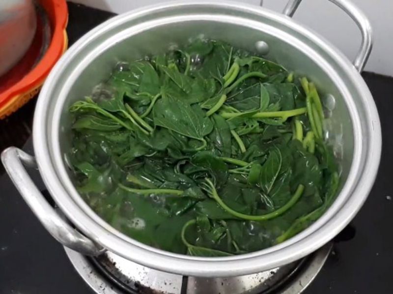 giai-dap-nuoc-rau-lang-luoc-co-uong-duoc-khong