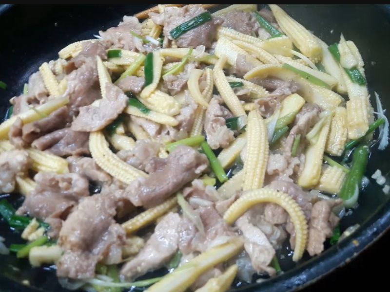 ngo-bao-tu-xao-thit-lon