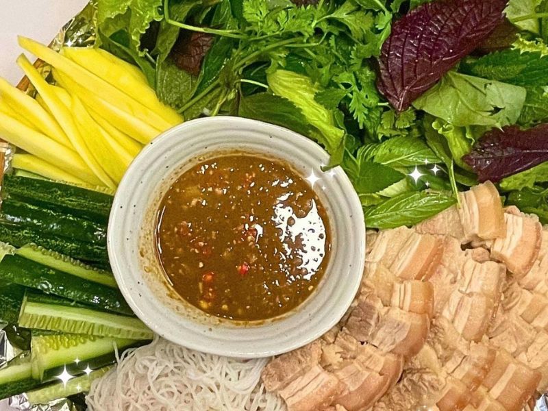 Rau-muong-cuon-thit-nac-luoc