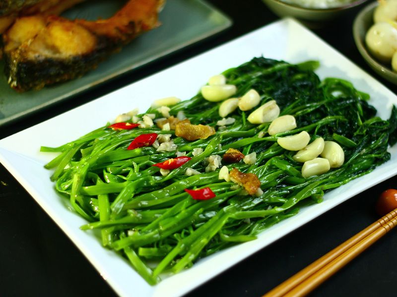 Rau-muong-xao-toi-it-dau