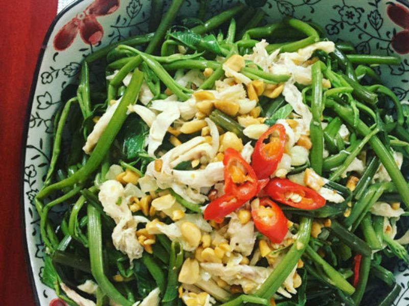Salad-rau-muong-voi-uc-ga-xe