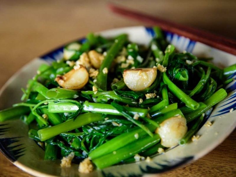 cach-nhat-rau-muong-chuan-dau-bep
