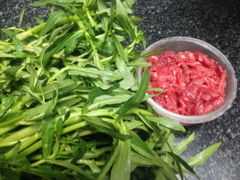 phan-biet-rau-ngo-va-rau-om-co-giong-nhau-khong