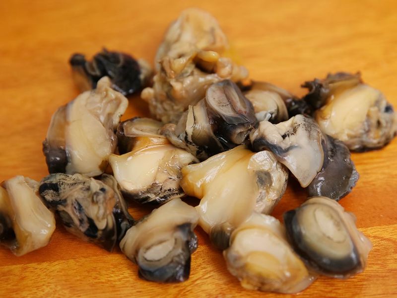 Ruot-oc-buou-la-phan-thit-ben-trong-cua-con-oc-buou-sau-khi-da-duoc-lam-sach-vo-va-tap-chat