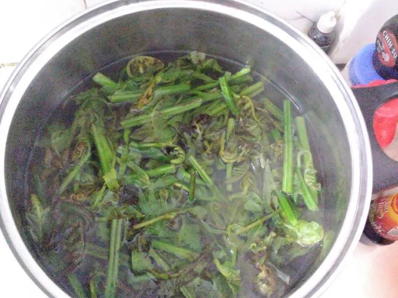 bat-mi-cach-xao-rau-don-khong-bi-nhot