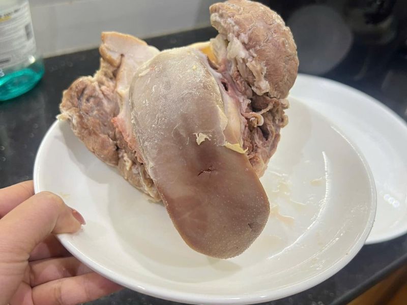 tim-hieu-100g-luoi-heo-bao-nhieu-calo