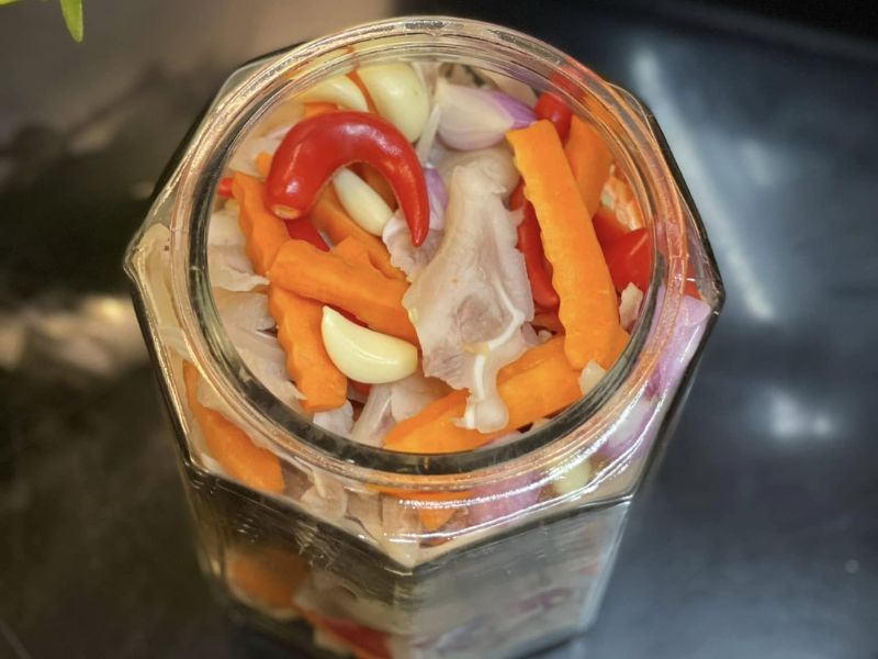 tim-hieu-100g-tai-heo-bao-nhieu-calo