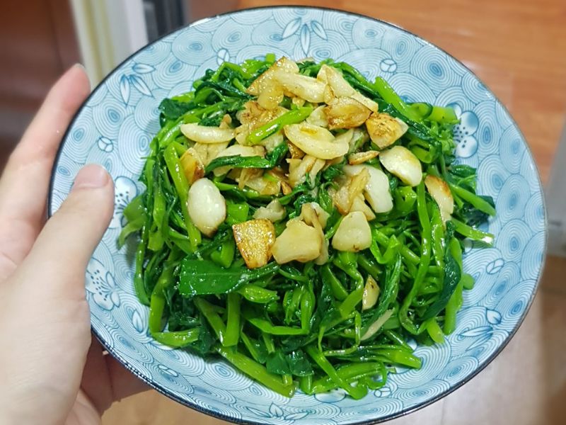 tim-hieu-rau-muong-bao-nhieu-calo